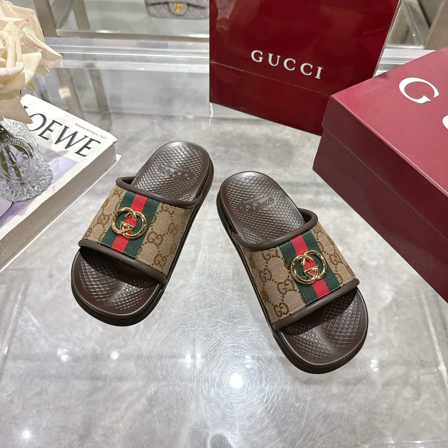 👑 Men's Shoes 420💰 New Summer Men's Slip-On Slides This piece is inspired by the summer spirit and beach clubs of the Italian coast and is part of Gucci Lido. The Pre-Fall collection reinterprets the brand's signature elements and sophisticated patterns in a contemporary way. Made from brown rubber, these flat sandals feature a slip-on design that reinterprets the brand's distinctive green and red webbing.  GG Classic Upper Men's Molded Rubber Footbed GG Gold Hardware Logo Flat Made in Italy Size: Men's 40 to 47,